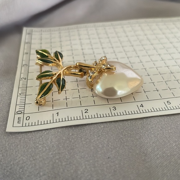 Joan Rivers Brooch - Picture 6 of 9